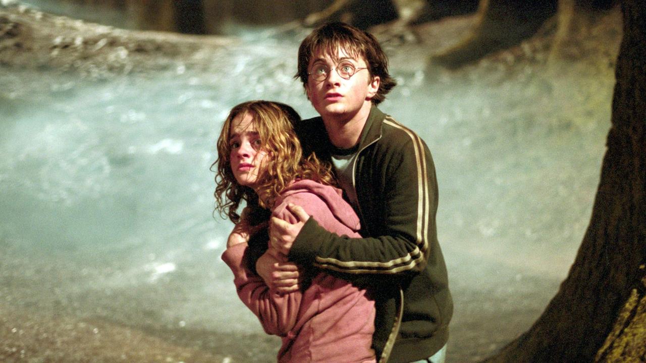 Der junge Zauberlehrling Harry Potter (Daniel Radcliffe) und seine Mitschülerin Hermione Granger (Emma Watson) stehen in dem neuen Kinofilm "Harry Potter und der Gefangene von Askaban" einer unheimlichen Bedrohung gegenüber (Szenenfoto). Der junge Zauberlehrling Harry Potter (Daniel Radcliffe) und seine Mitschülerin Hermione Granger (Emma Watson) stehen in dem neuen Kinofilm "Harry Potter und der Gefangene von Askaban" einer unheimlichen Bedrohung gegenüber (Szenenfoto).