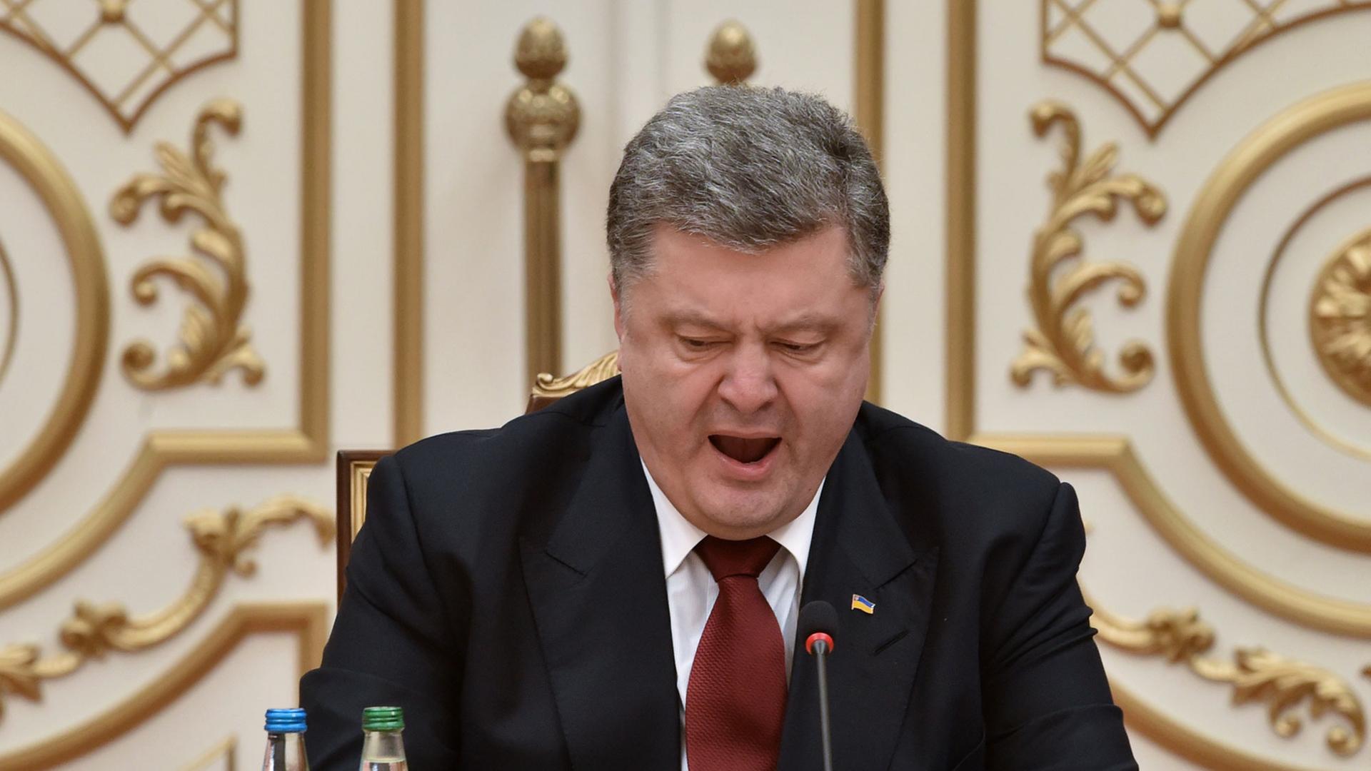 Der ukrainische Präsident Petro Poroschenko ist bei den nächtlichen Gesprächen in Minsk über eine Befriedung der Ost-Ukraine sichtlich müde. Der ukrainische Präsident Petro Poroschenko ist bei den nächtlichen Gesprächen in Minsk über eine Befriedung der Ost-Ukraine sichtlich müde.