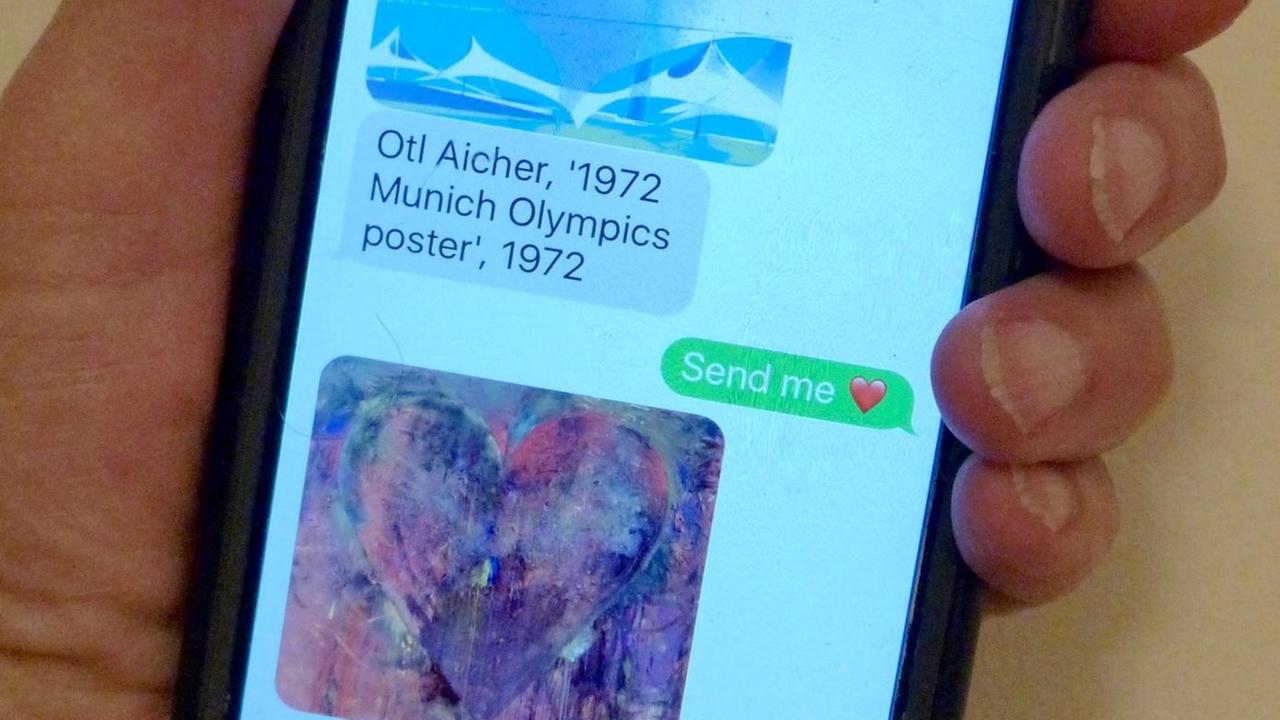 Zwei Kunstwerke des US-Pop-Art-Künstlers Jim Dine sind auf einem Handy in San Francisco zu sehen.