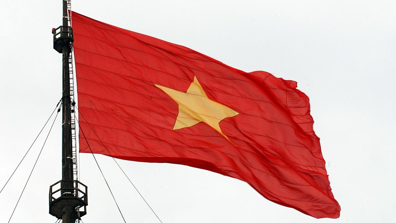 Die vietnamesische Nationalflagge flattert auf dem 37 Meter hohen Flaggenturm in der Kaiserstadt in Hue, Vietnam. Die vietnamesische Nationalflagge flattert auf dem 37 Meter hohen Flaggenturm in der Kaiserstadt in Hue, Vietnam.