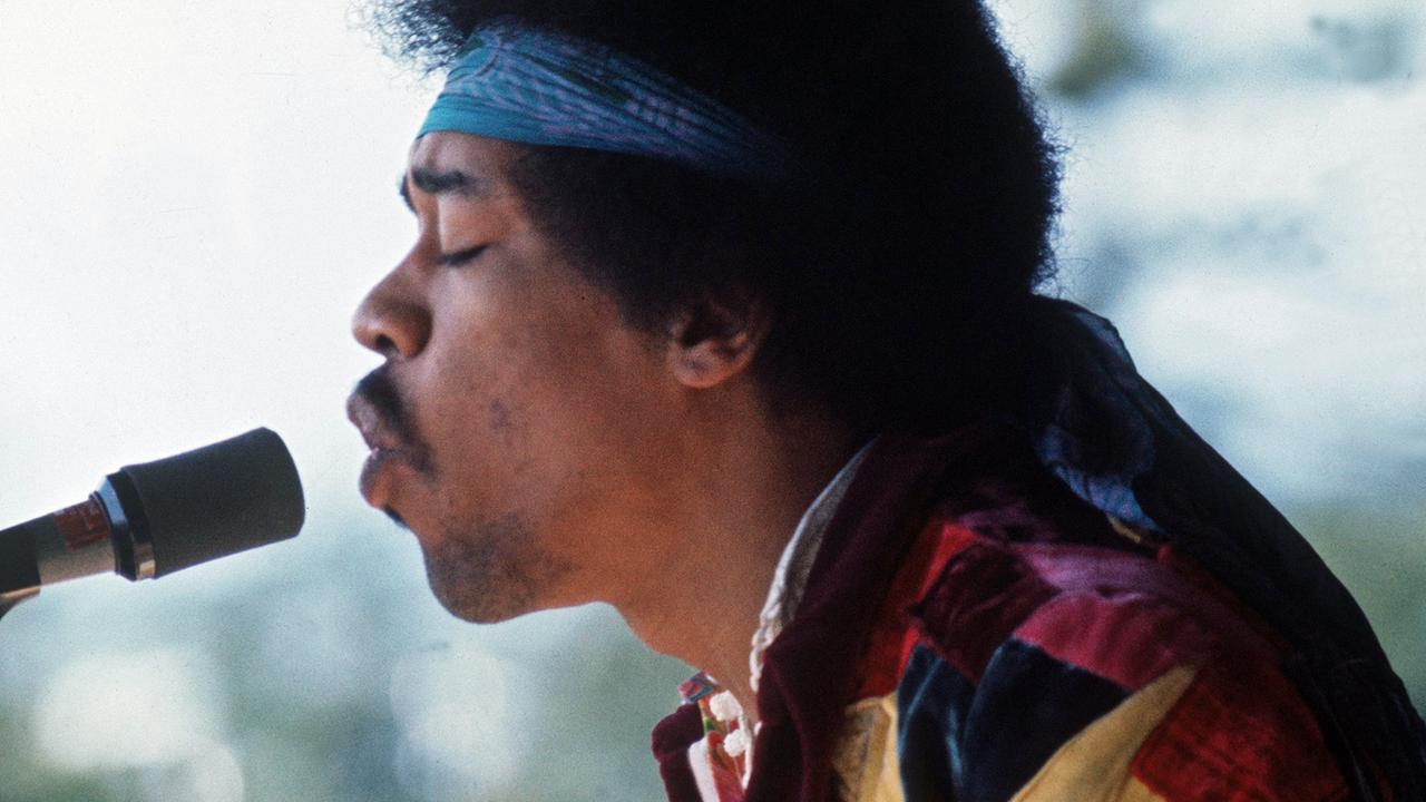 Der US-amerikanische Rocksänger und Gitarrist Jimi Hendrix bei seinem Auftritt beim Popfestival auf der Ostsee-Insel Fehmarn 1970. Der US-amerikanische Rocksänger und Gitarrist Jimi Hendrix bei seinem Auftritt beim Popfestival auf der Ostsee-Insel Fehmarn 1970.