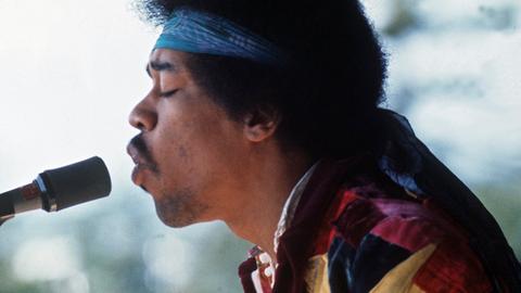 Der US-amerikanische Rocksänger und Gitarrist Jimi Hendrix auf dem Pop-Festival auf der Ostsee-Insel Fehmarn 1970.