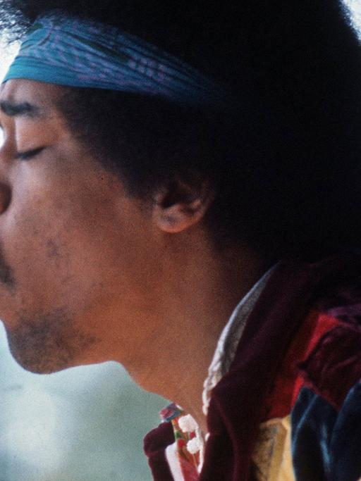Der US-amerikanische Rocksänger und Gitarrist Jimi Hendrix bei seinem Auftritt beim Popfestival auf der Ostsee-Insel Fehmarn 1970.