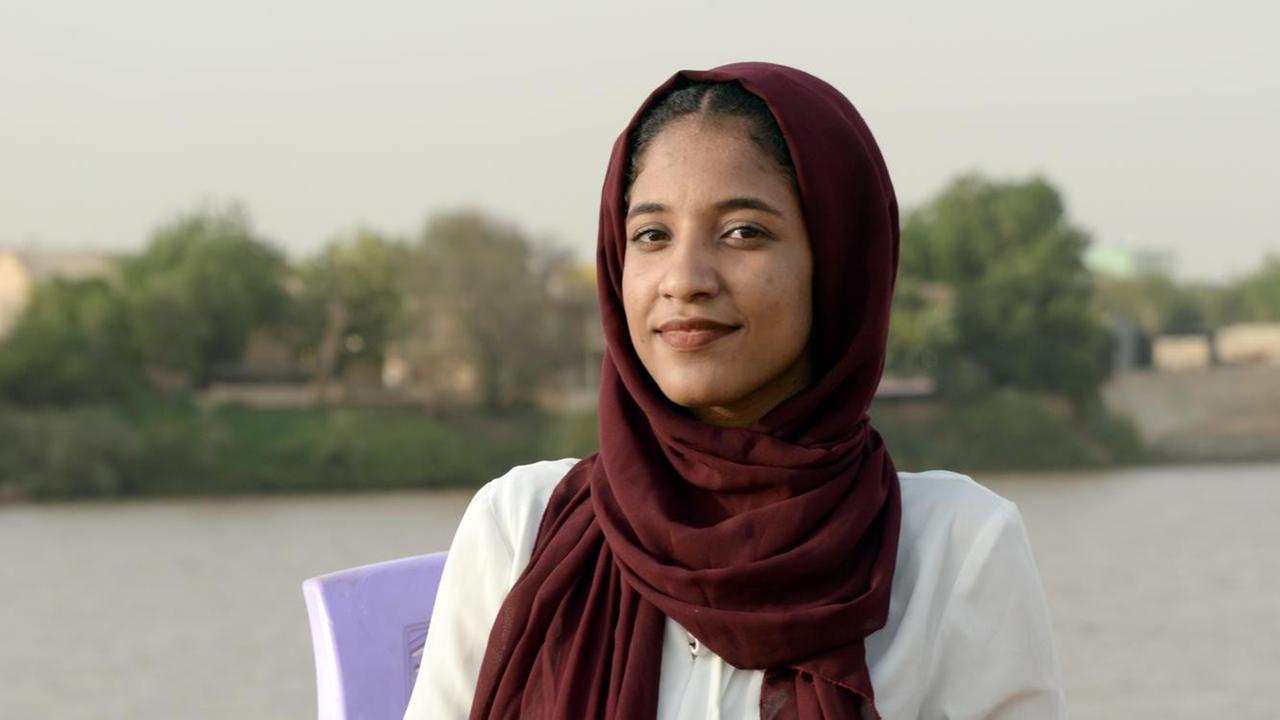 Die Sudanesin Alaa Salah sitzt auf einem Plastikstuhl am Ufer des Blauen Nil, aufgenommen am 12.06.2019 in Khartum. Die Sudanesin Alaa Salah sitzt auf einem Plastikstuhl am Ufer des Blauen Nil, aufgenommen am 12.06.2019 in Khartum.