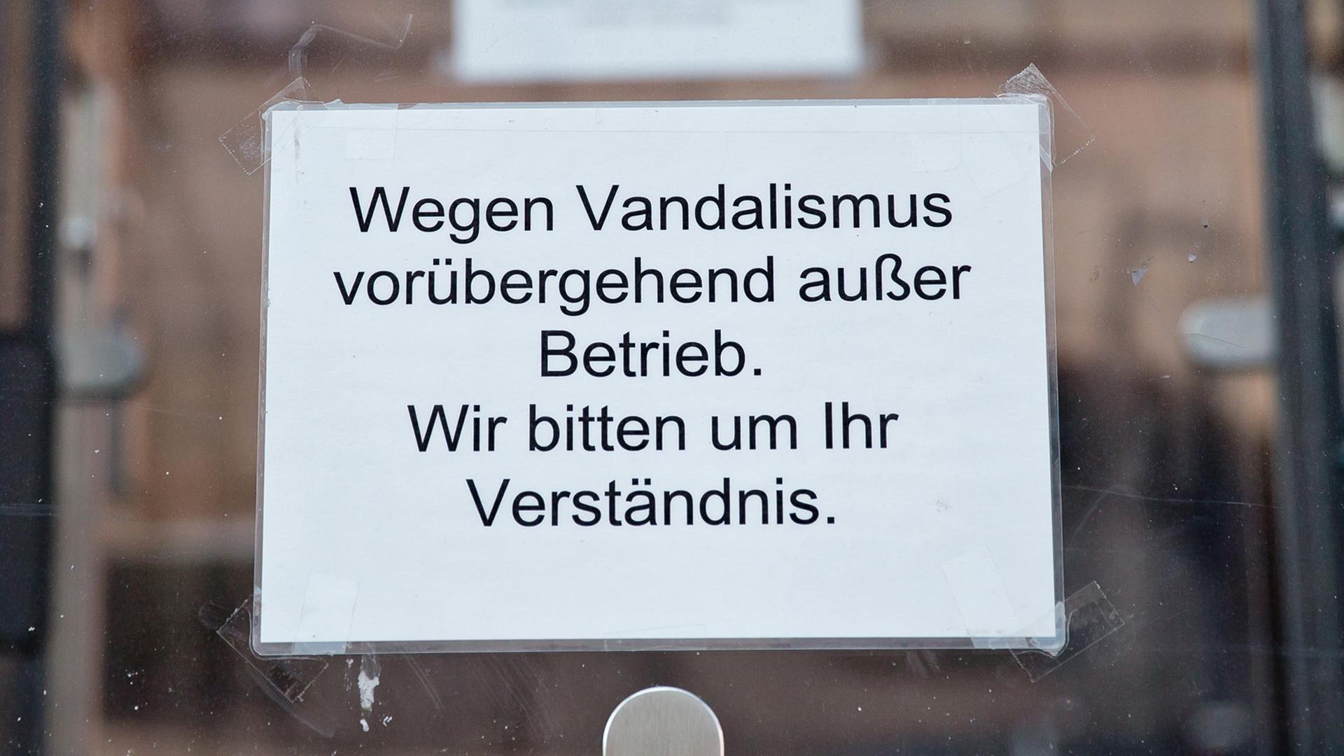 Ein Schild an einem Behinderten-Aufzug in Nürnberg.