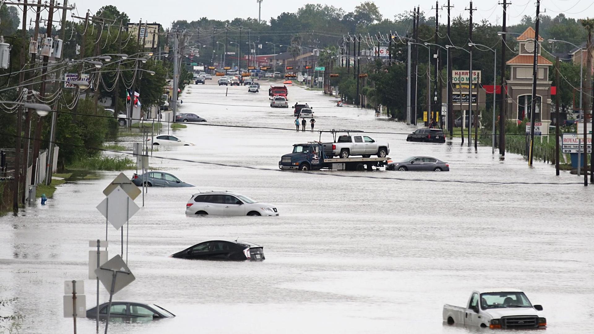 Eine überfllutete Straße in Houston, Texas, nach dem Tropensturm Harvey Eine überfllutete Straße in Houston, Texas, nach dem Tropensturm Harvey