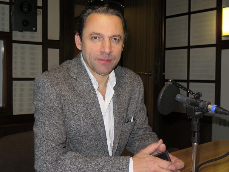 Der  Entertainer, Autor und Musiker Rocko Schamoni im Studio von Deutschlandradio Kultur
