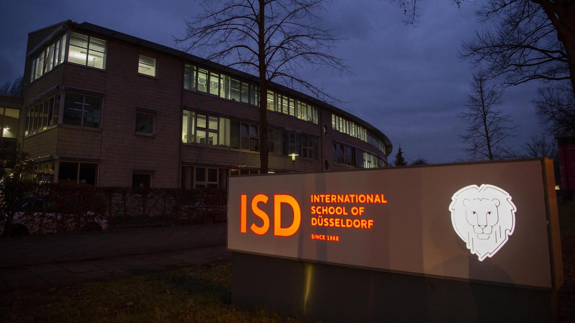 15.01.2019, Nordrhein-Westfalen, Düsseldorf: Vor einem Gebäude der Privatschule International School of Düsseldorf steht eine Leuchtschrift mit dem Logo der Schule. Bei einer Sitzung des Schulausschusses im NRW-Landtag wird ein Regierungsbericht zu strittigen Elternbeiträgen für die Schule vorgestellt. Foto: Christophe Gateau/dpa | Verwendung weltweit 15.01.2019, Nordrhein-Westfalen, Düsseldorf: Vor einem Gebäude der Privatschule International School of Düsseldorf steht eine Leuchtschrift mit dem Logo der Schule. Bei einer Sitzung des Schulausschusses im NRW-Landtag wird ein Regierungsbericht zu strittigen Elternbeiträgen für die Schule vorgestellt. Foto: Christophe Gateau/dpa | Verwendung weltweit