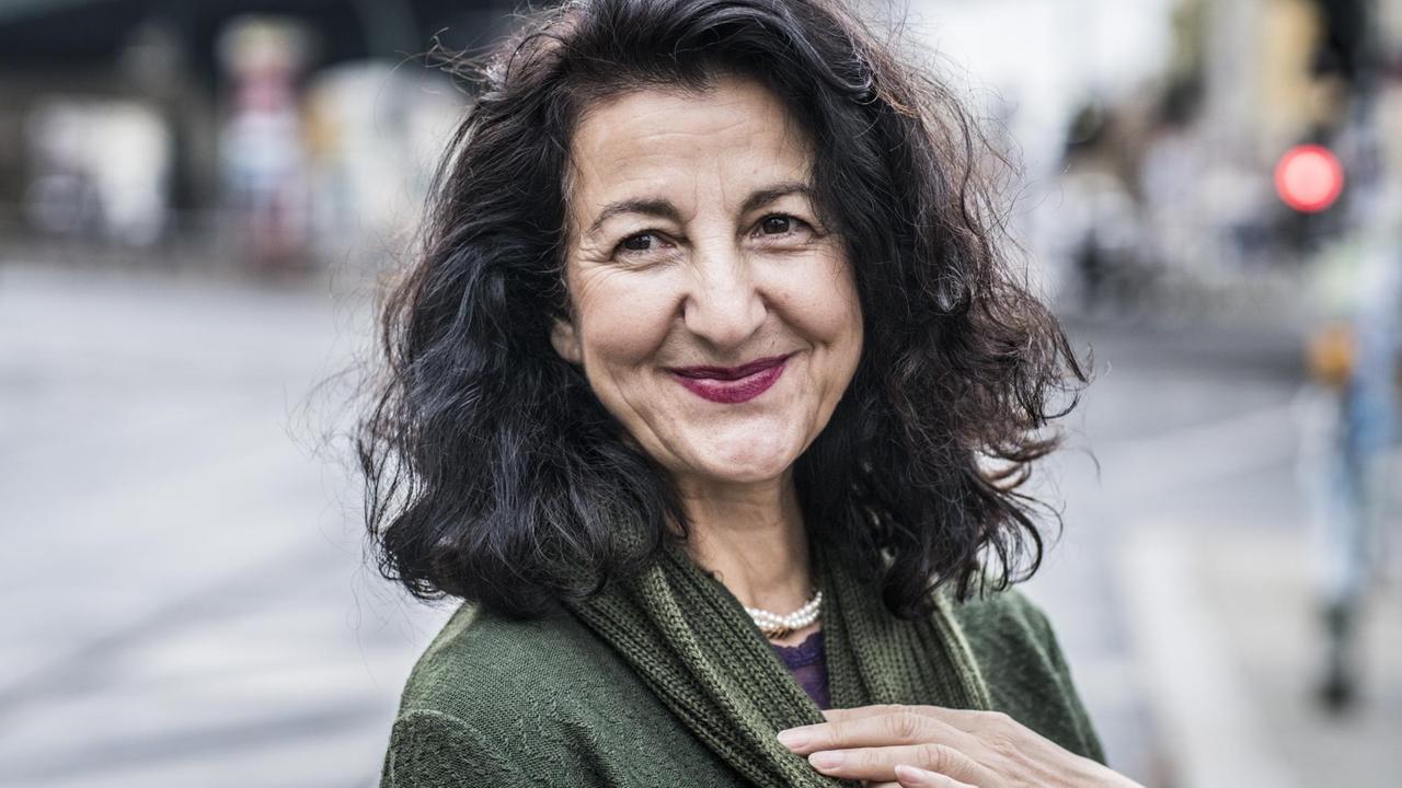 Porträt von Necla Kelek, Sozialwissenschaftlerin und Publizistin, Berlin-Prenzlauer Berg, 2015. Porträt von Necla Kelek, Sozialwissenschaftlerin und Publizistin, Berlin-Prenzlauer Berg, 2015.