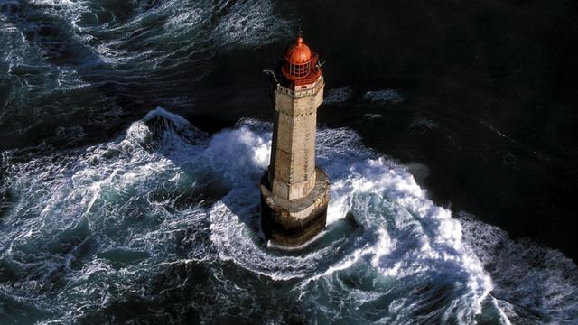 Der Leuchtturm "La Jument" vor der Insel Quessant, Frankreich. Aufnahme von 2003. |