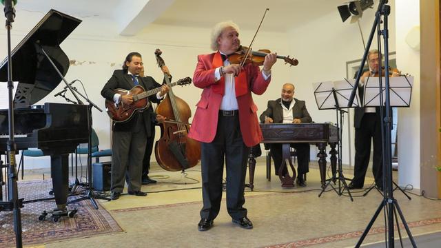 Roby Lakatos, Violine, und sein Ensemble beim Grundton D-Konzert am 30. Juli 2017 im Schloss Eisfeld