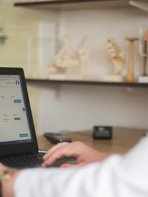 Eine Ärztin sitzt an dem das Pilotprojekts zur Telemedizin "DocDirect" vor ihrem Laptop und hat das Programm geöffnet. Per Telefon oder Videotelefonie bekommen Patienten in Stuttgart und Tuttlingen medizinische Beratung von niedergelassenen Ärzten.