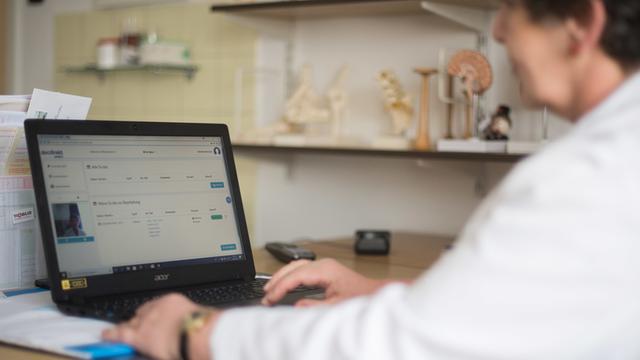 Eine Ärztin sitzt an dem das Pilotprojekts zur Telemedizin "DocDirect" vor ihrem Laptop und hat das Programm geöffnet. Per Telefon oder Videotelefonie bekommen Patienten in Stuttgart und Tuttlingen medizinische Beratung von niedergelassenen Ärzten.