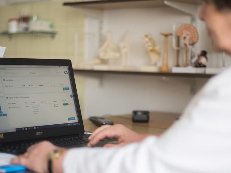 Eine Ärztin sitzt an dem das Pilotprojekts zur Telemedizin "DocDirect" vor ihrem Laptop und hat das Programm geöffnet. Per Telefon oder Videotelefonie bekommen Patienten in Stuttgart und Tuttlingen medizinische Beratung von niedergelassenen Ärzten.