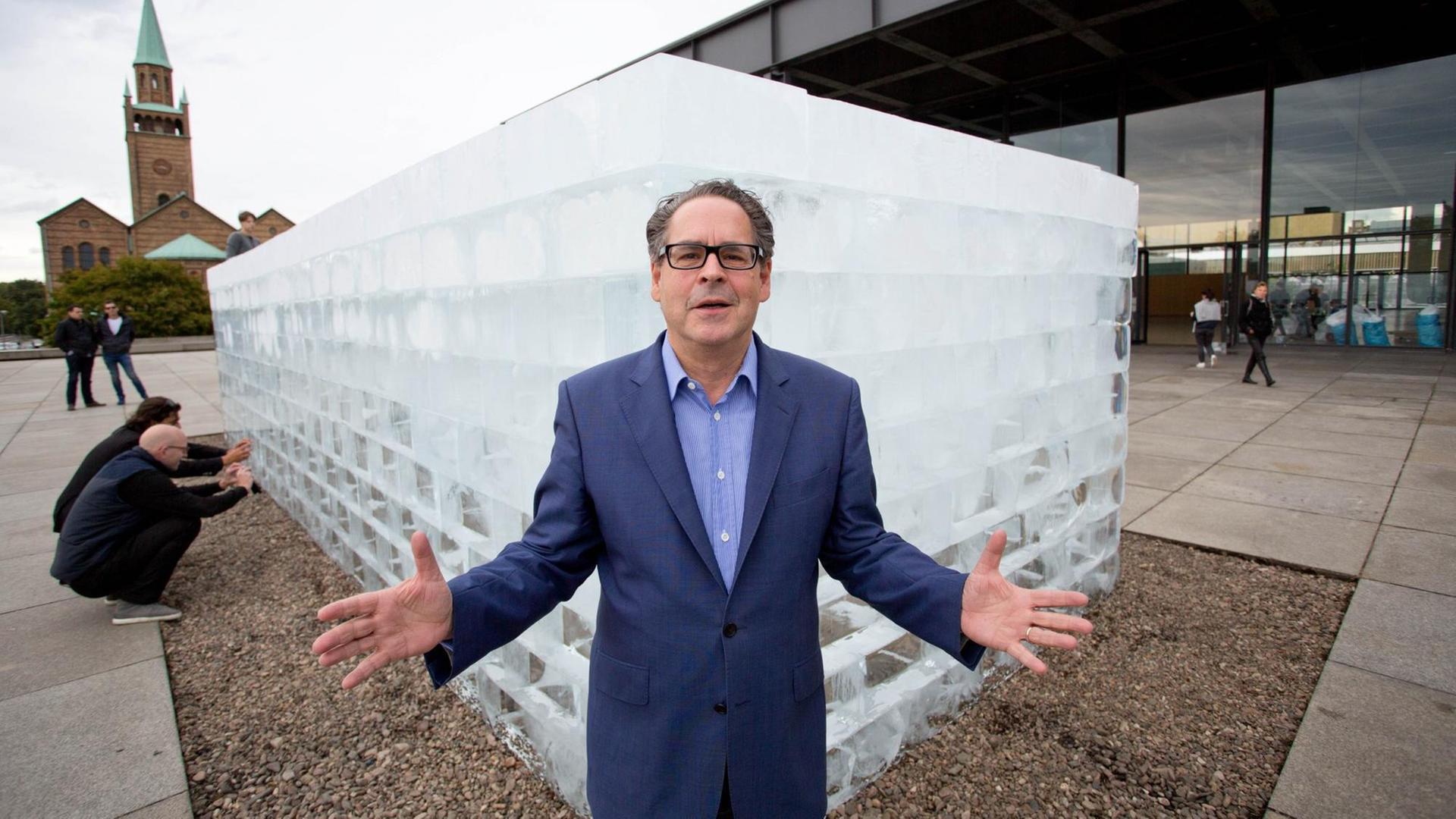 Udo Kittelmann, Direktor der Neuen Nationalgalerie, steht vor Allan Kaprows Installation "Fluids" vor der Neuen Nationalgalerie in Berlin. Udo Kittelmann, Direktor der Neuen Nationalgalerie, steht vor Allan Kaprows Installation "Fluids" vor der Neuen Nationalgalerie in Berlin.