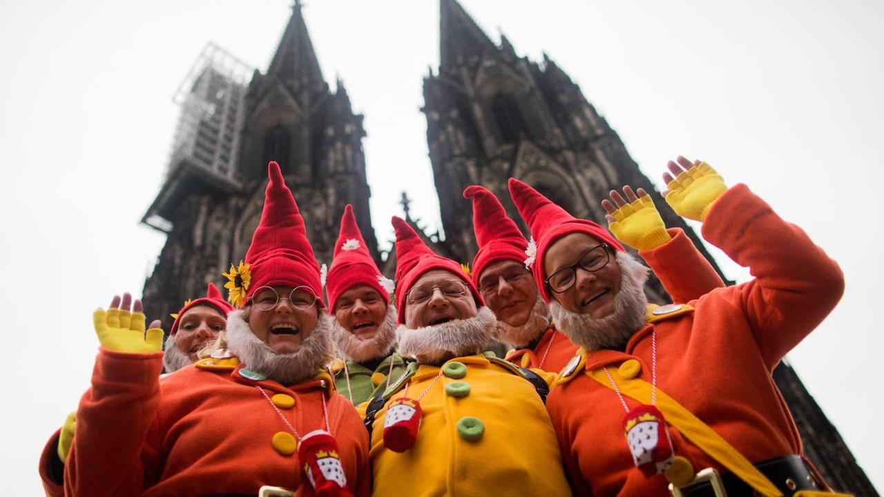 Verkleidete Menschen feiern vor dem Dom in Köln den Beginn der Karnevalsession. Verkleidete Menschen feiern vor dem Dom in Köln den Beginn der Karnevalsession.