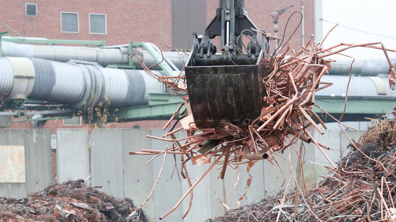 Kupferschrott wird am 04.12.2013 auf einem Hof des Kupferkonzerns Aurubis in Hamburg vor dem Recycling umgeschichtet. Kupferschrott wird am 04.12.2013 auf einem Hof des Kupferkonzerns Aurubis in Hamburg vor dem Recycling umgeschichtet.