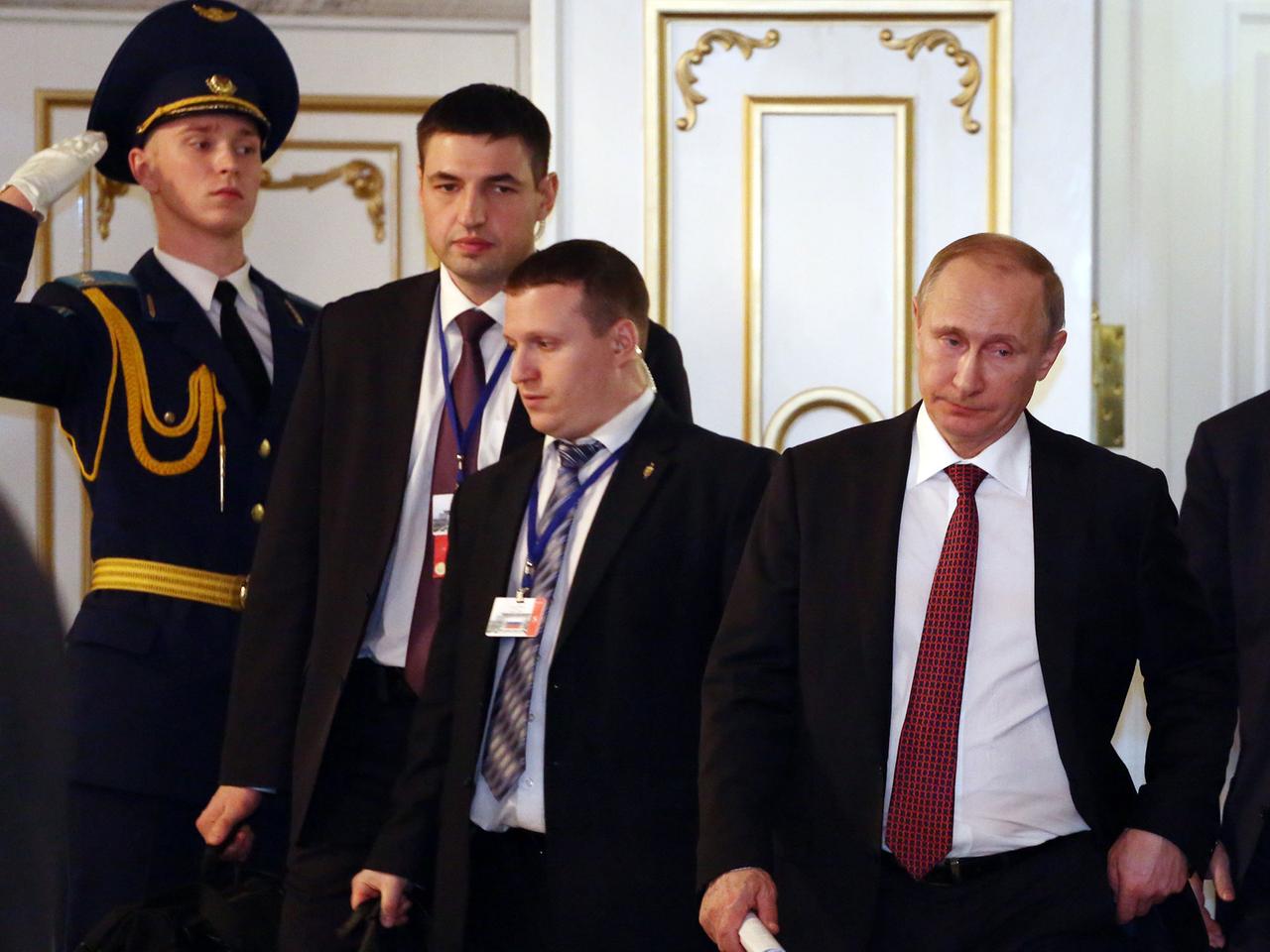 Russlands Präsident Wladimir Putin verlässt den Verhandlungssaal im weißrussischen Präsidentenpalast in Minsk. Russlands Präsident Wladimir Putin verlässt den Verhandlungssaal im weißrussischen Präsidentenpalast in Minsk.