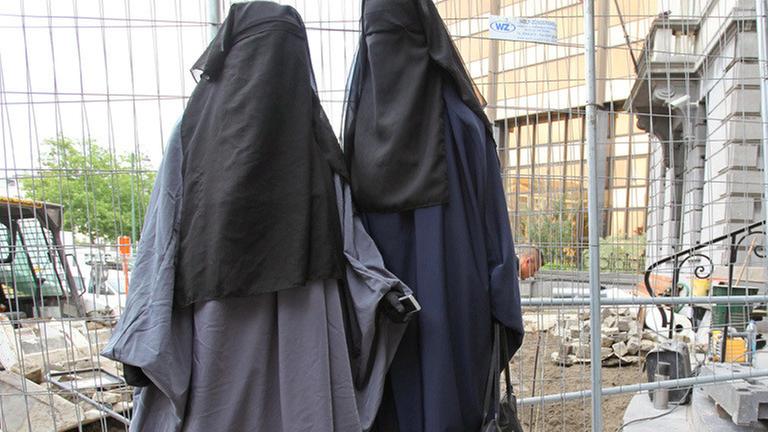 epa02869699 Two women wear burqas while waiting in front of the Saint-Josse / Sint-Joost-ten-Node town hall in Brussels, Belgium, 17 August 2011, where French presidential candidate Rachid Nekkaz (not pictured) arrived to pay the burqa fine of two young women. After Belgium approved an 'anti burqa' law, Nekkaz announced that he would pay any fine for women who want to wear the burqa in Belgium. EPA/JULIEN WARNAND BELGIUM OUT | epa02869699 Two women wear burqas while waiting in front of the Saint-Josse / Sint-Joost-ten-Node town hall in Brussels, Belgium, 17 August 2011, where French presidential candidate Rachid Nekkaz (not pictured) arrived to pay the burqa fine of two young women. After Belgium approved an 'anti burqa' law, Nekkaz announced that he would pay any fine for women who want to wear the burqa in Belgium. EPA/JULIEN WARNAND BELGIUM OUT |