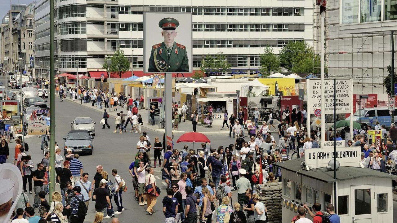 "Checkpoint Charlie", aus der Serie "In den Straßen von Berlin" "Checkpoint Charlie", aus der Serie "In den Straßen von Berlin"