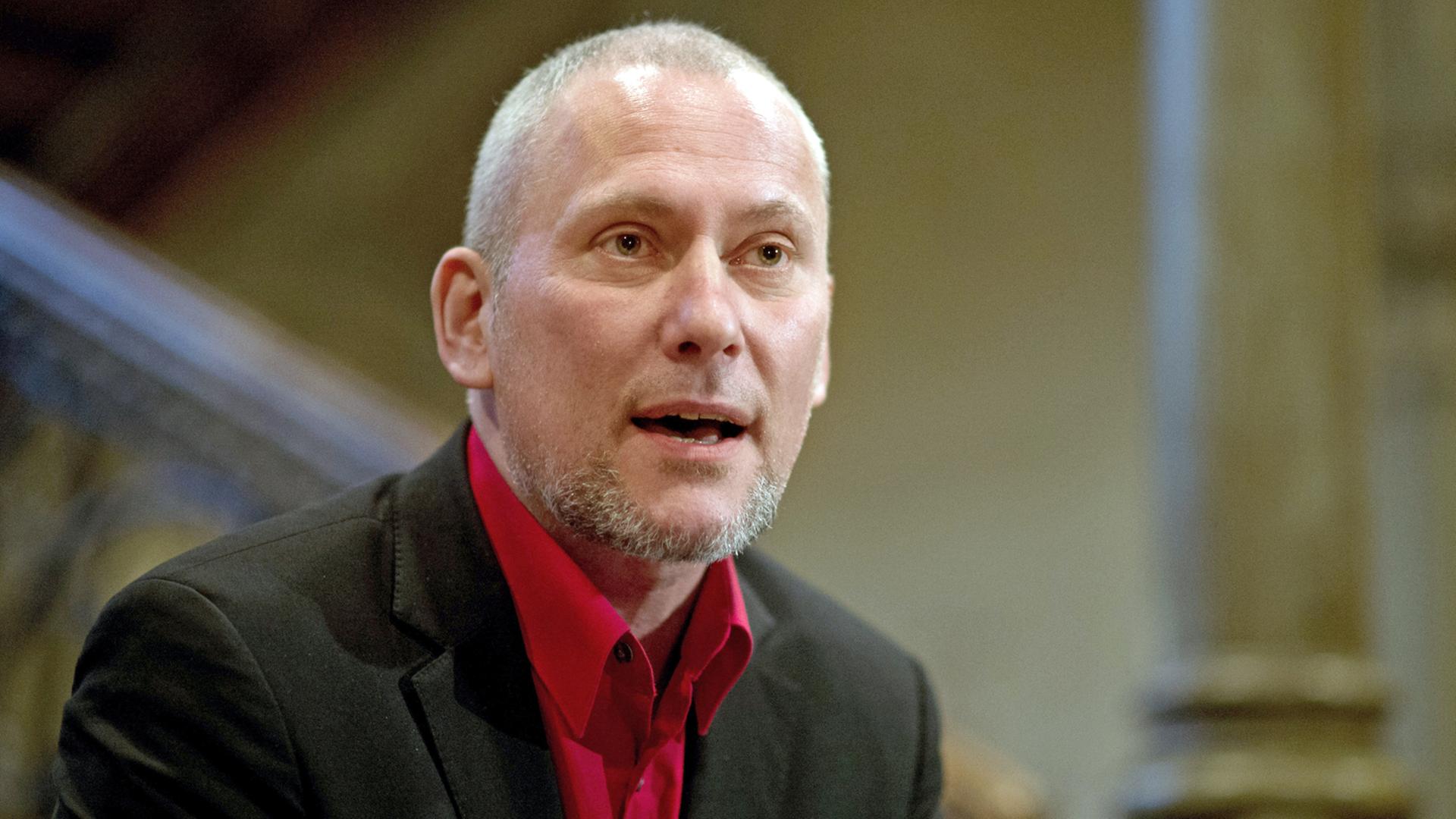 Lars-Ole Walburg spricht in der Cumberlandschen Galerie des Schauspielhauses Hannover während einer Pressekonferenz. Lars-Ole Walburg spricht in der Cumberlandschen Galerie des Schauspielhauses Hannover während einer Pressekonferenz.