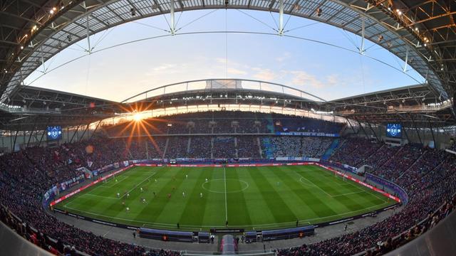 Blick auf die grüne Rasenfläche des Leipziger Fußballstadions.