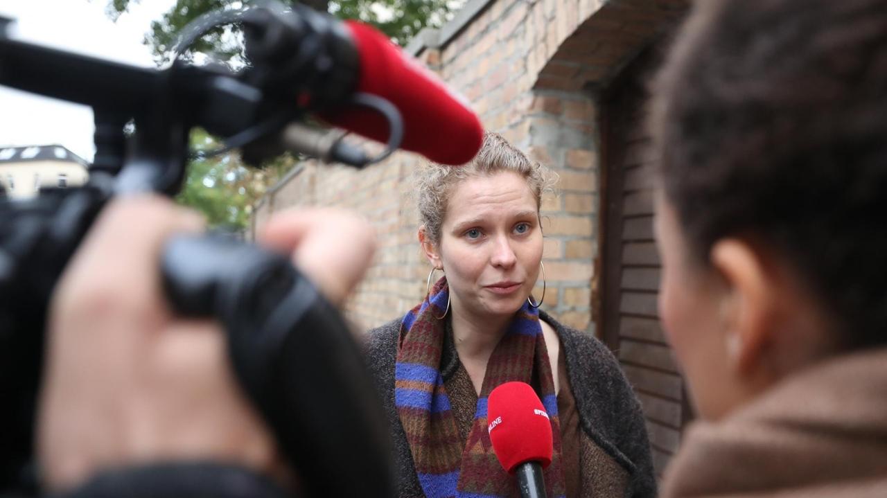 Christina Feist gibt vor der Synagoge ein Interview. Sie besuchte den Gottesdienst in der Synagoge, während des versuchten Anschlags. Christina Feist gibt vor der Synagoge ein Interview. Sie besuchte den Gottesdienst in der Synagoge, während des versuchten Anschlags.