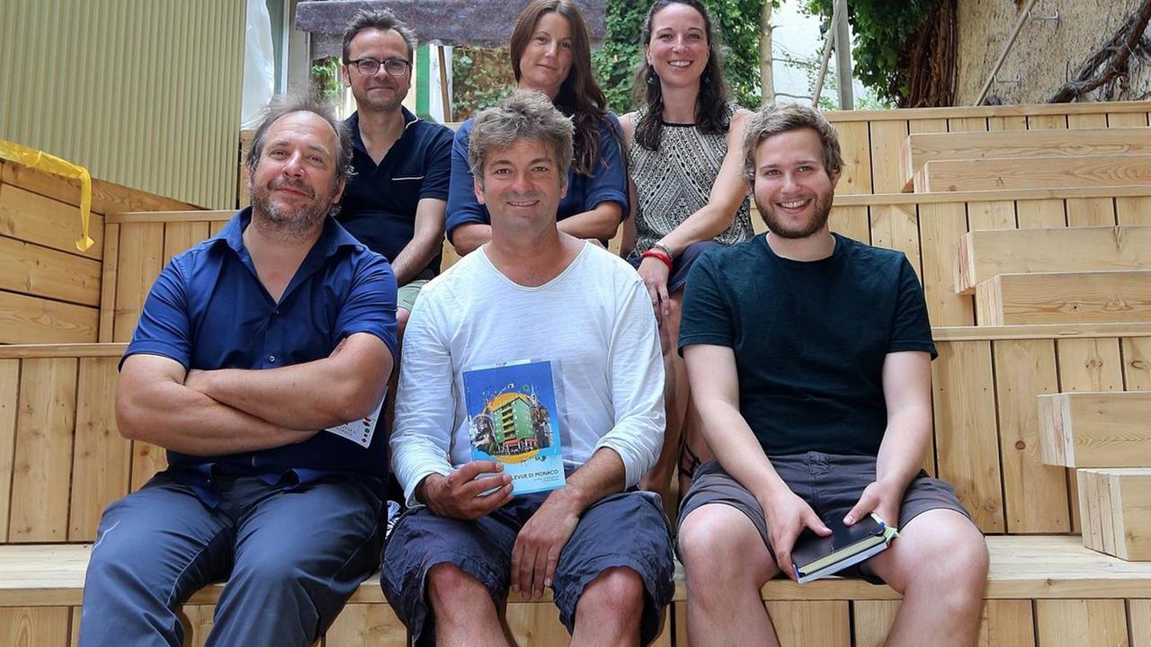 2015 wurde Bellevue di Monaco mit dem Ziel gegründet, ein Kultur- und Wohnprohekt für unbegleitete minderjährige Flüchtlinge zu schaffen. 3 Gebäude in der Müllerstraße, die eigentlich abgerissen werden sollten, wurden erworben und drei Jahre lang umgebaut. Jetzt wurde das Kulturzentrum mit Amphitheater, Bolzplatz, Seminarräumen (mit Nähestube), Fahrradwerkstatt , Café und vielem mehr mit einem Straßenfest eröffnet Bild: Die Bellevue-Macher im kleinen Amphitheater. Vorne links die Initiatoren Matthias Weinzierl und Till Hoffmann Foto: Michael Westermann *** In 2015, Bellevue di Monaco was founded with the aim of creating a culture and living shelter for unaccompanied minor refugees 3 buildings in the Müllerstraße which were supposed to be demolished were acquired and rebuilt for three years Now the cultural center with amphitheater Bolz 2015 wurde Bellevue di Monaco mit dem Ziel gegründet, ein Kultur- und Wohnprohekt für unbegleitete minderjährige Flüchtlinge zu schaffen. 3 Gebäude in der Müllerstraße, die eigentlich abgerissen werden sollten, wurden erworben und drei Jahre lang umgebaut. Jetzt wurde das Kulturzentrum mit Amphitheater, Bolzplatz, Seminarräumen (mit Nähestube), Fahrradwerkstatt , Café und vielem mehr mit einem Straßenfest eröffnet Bild: Die Bellevue-Macher im kleinen Amphitheater. Vorne links die Initiatoren Matthias Weinzierl und Till Hoffmann Foto: Michael Westermann *** In 2015, Bellevue di Monaco was founded with the aim of creating a culture and living shelter for unaccompanied minor refugees 3 buildings in the Müllerstraße which were supposed to be demolished were acquired and rebuilt for three years Now the cultural center with amphitheater Bolz