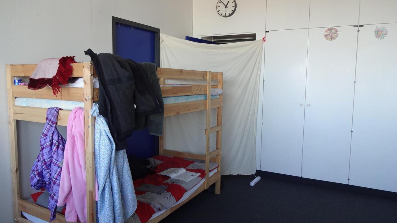 1746665473_Das Zimmer in der Notunterkunft im ICC.JPG 1746665473_Das Zimmer in der Notunterkunft im ICC.JPG