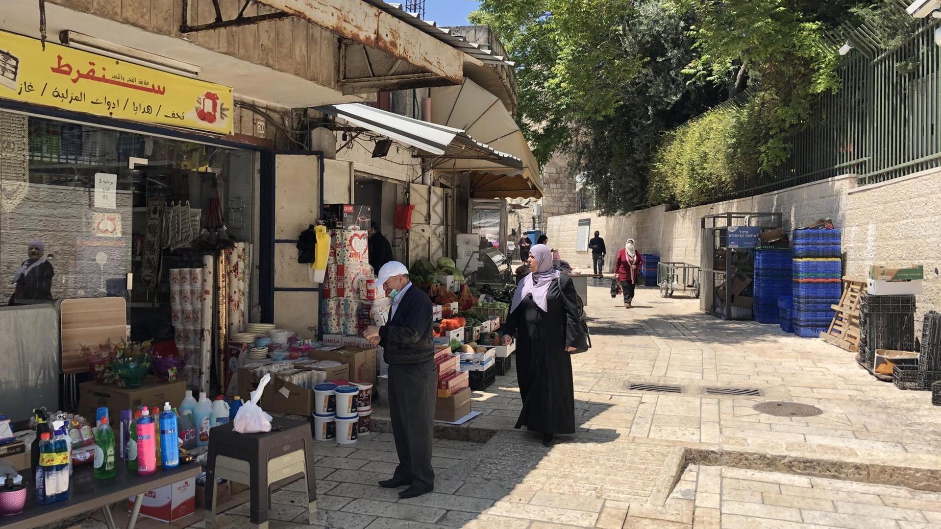 Offene Geschäfte in der Altstadt von Ostjerusalem während der Corona-Pandemie, nur wenige Menschen sind dort unterwegs