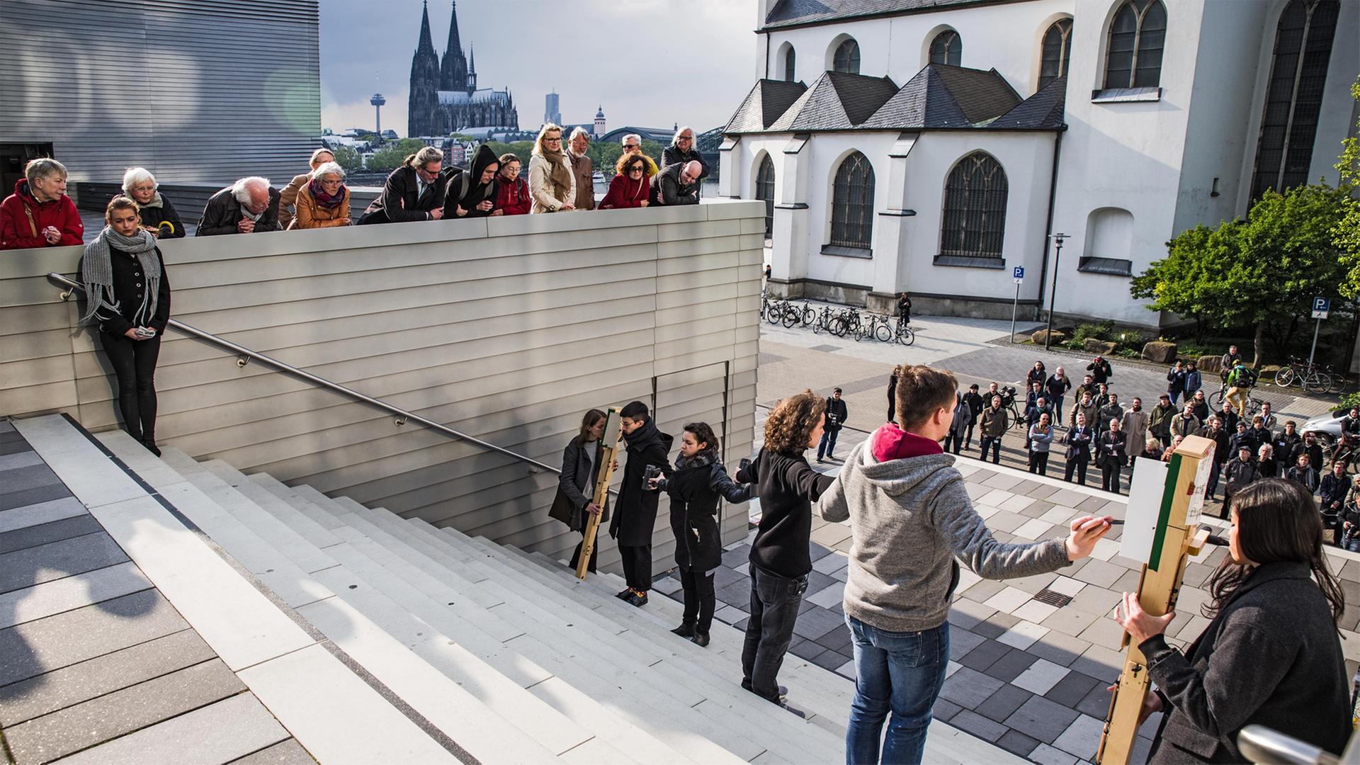 Performance "LANXESS Tower" von Studierenden der Hochschule für Musik und Tanz Köln Performance "LANXESS Tower" von Studierenden der Hochschule für Musik und Tanz Köln