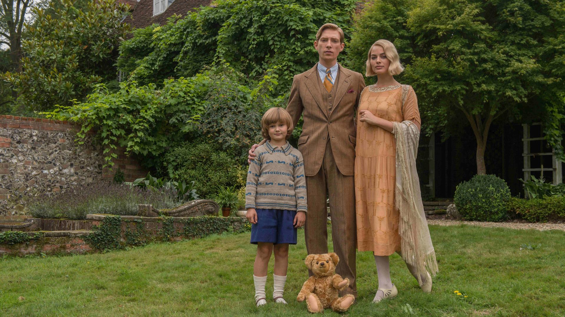 Filmszene aus "Goodbye Christopher Robin". Der Film erzählt von dem Schriftsteller A. A. Milne und dessen Sohn Christopher Robin, der ihn zu dem Kinderbuch "Winnie the Pooh" inspirierte. Filmszene aus "Goodbye Christopher Robin". Der Film erzählt von dem Schriftsteller A. A. Milne und dessen Sohn Christopher Robin, der ihn zu dem Kinderbuch "Winnie the Pooh" inspirierte.