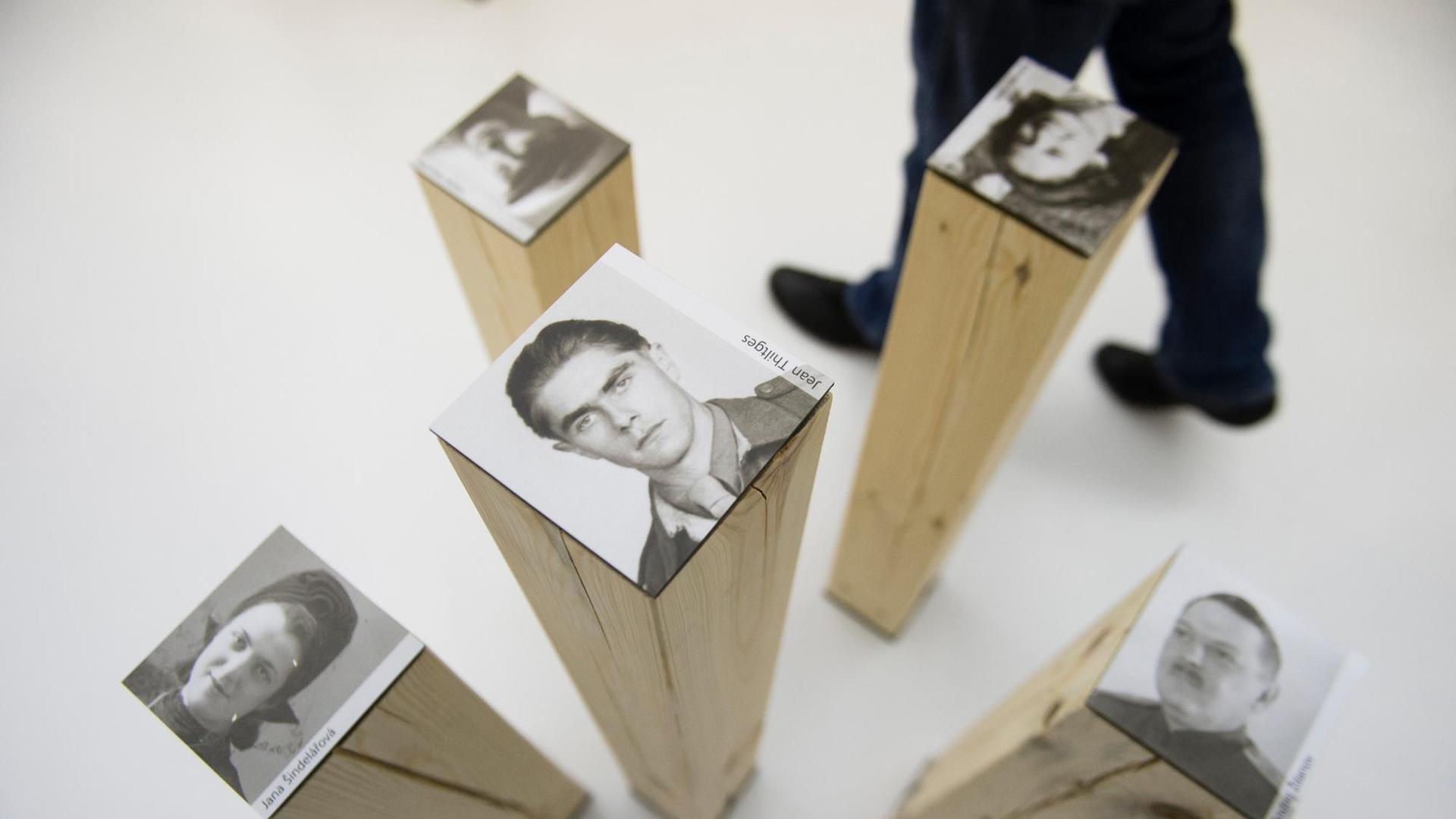 Stelen mit Fotografien von Überlebenden des Zweiten Weltkriegs stehen im Foyer der Ausstellung "1945 - Niederlage. Befreiung. Neuanfang. Zwölf Länder Europas nach dem Zweiten Weltkrieg" im Deutschen Historischen Museum in Berlin. Stelen mit Fotografien von Überlebenden des Zweiten Weltkriegs stehen im Foyer der Ausstellung "1945 - Niederlage. Befreiung. Neuanfang. Zwölf Länder Europas nach dem Zweiten Weltkrieg" im Deutschen Historischen Museum in Berlin.