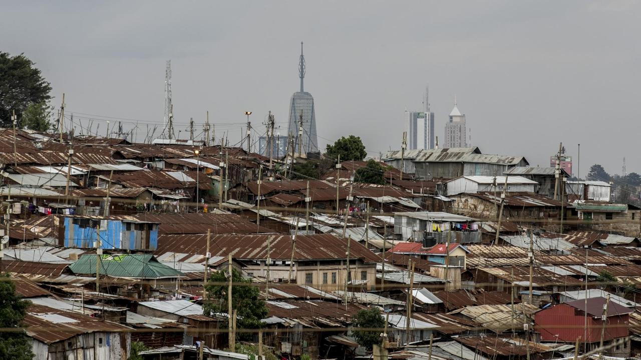 Ein allgemeiner Blick auf den Kibera Slum. Im Hintergrund ist die Skyline der Innenstadt von Nairobi zu sehen. Kibera liegt 6KM südwestlich des Stadtzentrums von Nairobi, der Hauptstadt von Kenia. Im Kibera-Slum leben nach verschiedenen Schätzungen zwischen 750000 und mehr als eine Million Menschen. Die meisten Bewohner leben in extremer Armut und verdienen weniger als 1,00 Dollar pro Tag.
Ein allgemeiner Blick auf den Kibera Slum. Im Hintergrund ist die Skyline der Innenstadt von Nairobi zu sehen. Kibera liegt 6KM südwestlich des Stadtzentrums von Nairobi, der Hauptstadt von Kenia. Im Kibera-Slum leben nach verschiedenen Schätzungen zwischen 750000 und mehr als eine Million Menschen. Die meisten Bewohner leben in extremer Armut und verdienen weniger als 1,00 Dollar pro Tag.