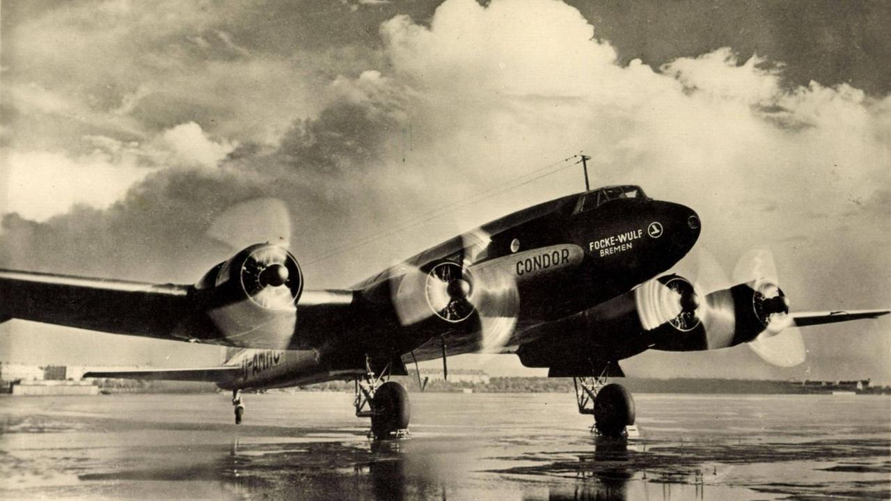 Eine Focke-Wulf Fw 200 "Condor" auf einem Rollfeld. Eine Focke-Wulf Fw 200 "Condor" auf einem Rollfeld.