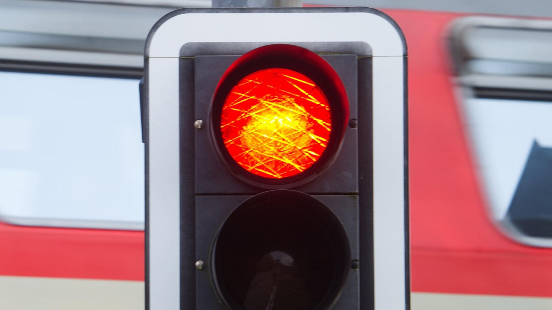 Ein Personenzug fährt am 05.11.2014 in Miltzow (Mecklenburg-Vorpommern) an einem Bahnübergang mit einem blinkenden Andreaskreuz vorbei. Ein Personenzug fährt am 05.11.2014 in Miltzow (Mecklenburg-Vorpommern) an einem Bahnübergang mit einem blinkenden Andreaskreuz vorbei.
