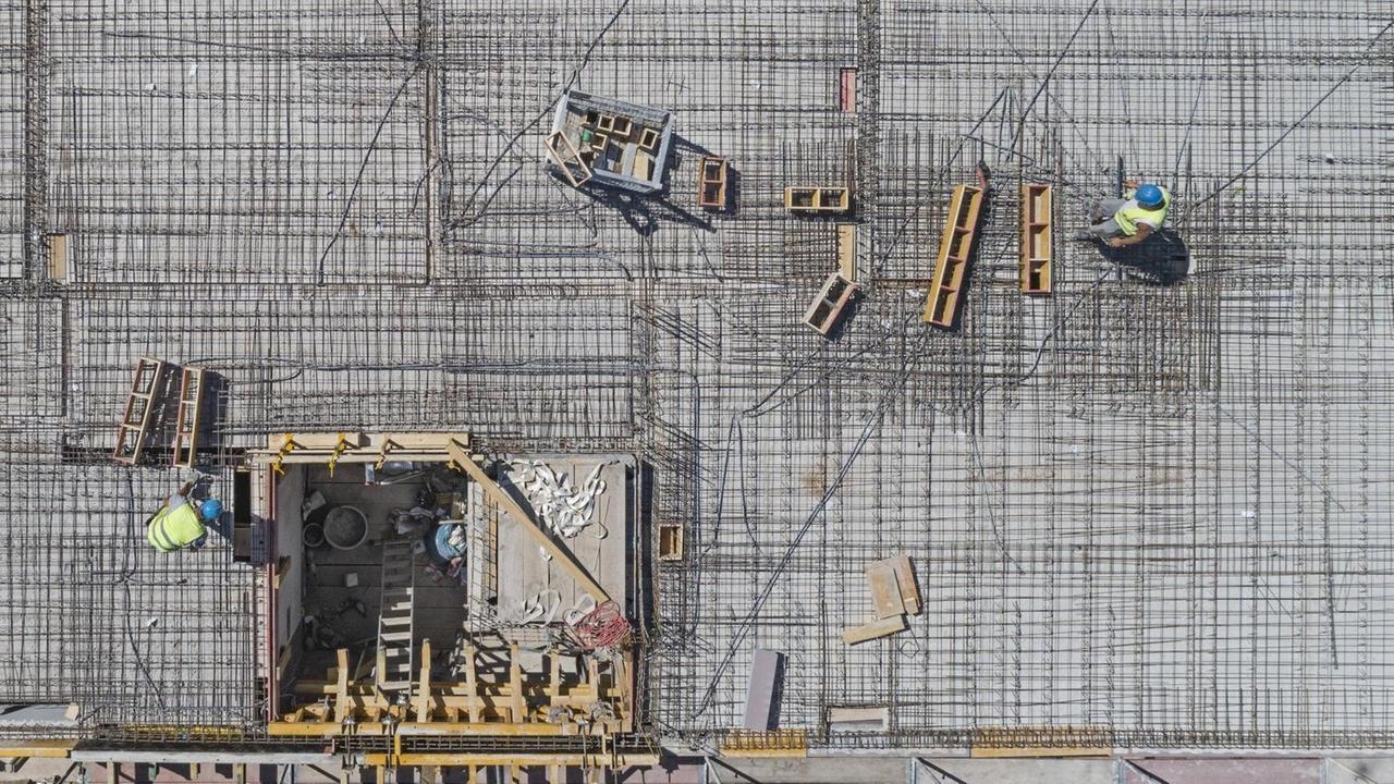 Blick auf eine Baustelle auf dem Dach eines Neubaus in Heilbronn Blick auf eine Baustelle auf dem Dach eines Neubaus in Heilbronn