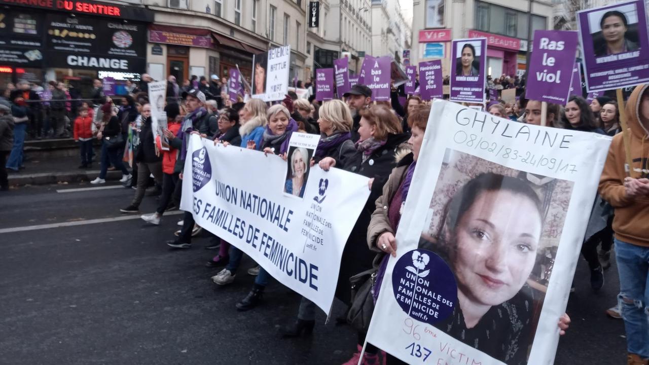 Demonstration gegen Femizide am 23. November in Pairs mit Gedenken an die getötete Ghylaine Boutait. Ihr Mörder muss sich Mitte Januar vor Gericht verantworten. Demonstration gegen Femizide am 23. November in Pairs mit Gedenken an die getötete Ghylaine Boutait. Ihr Mörder muss sich Mitte Januar vor Gericht verantworten.