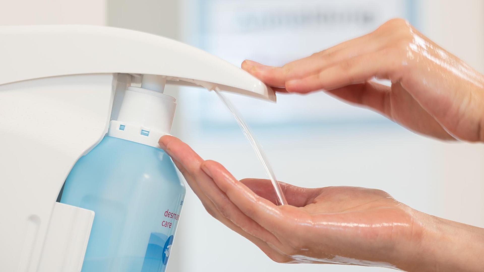 Eine Mitarbeiterin desinfiziert sich die Hände in einem Medizinischen Versorgungszentrum in einer Klinik. Eine Mitarbeiterin desinfiziert sich die Hände in einem Medizinischen Versorgungszentrum in einer Klinik.