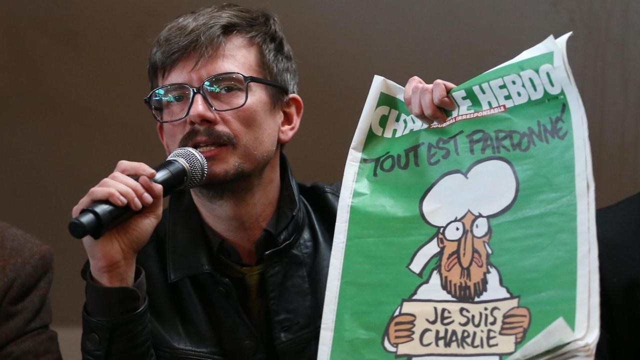 Januar 2015: Nach dem Anschlag auf die Redaktion hält der Zeichner Luz die neueste Ausgabe von "Charlie Hebdo" in die Höhe.