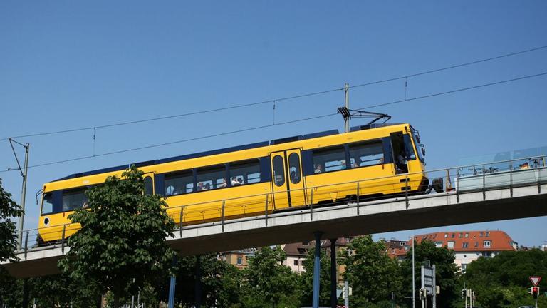 Die gelbe Zahnradbahn, auch Zacke genannt, fährt vom Marienplatz in Richtung Stuttgart-Degerloch.