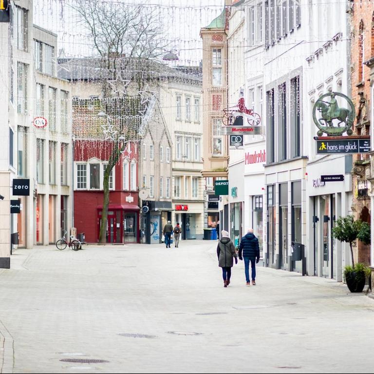 Niedersachsen, Oldenburg: Nur wenige Menschen sind in der Fußgängerzone der Innenstadt unterwegs. Niedersachsen, Oldenburg: Nur wenige Menschen sind in der Fußgängerzone der Innenstadt unterwegs.