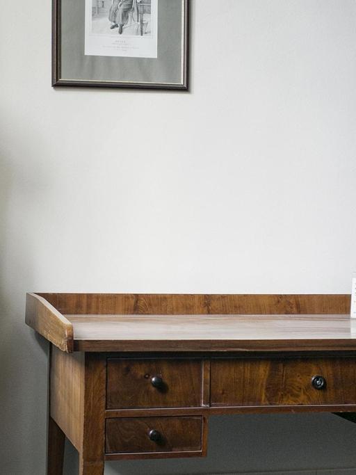 Der kleine Holzschreibtisch steht an der Wand neben der Büste seines ehemaligen Besitzers, dem Philosophen Hegel.