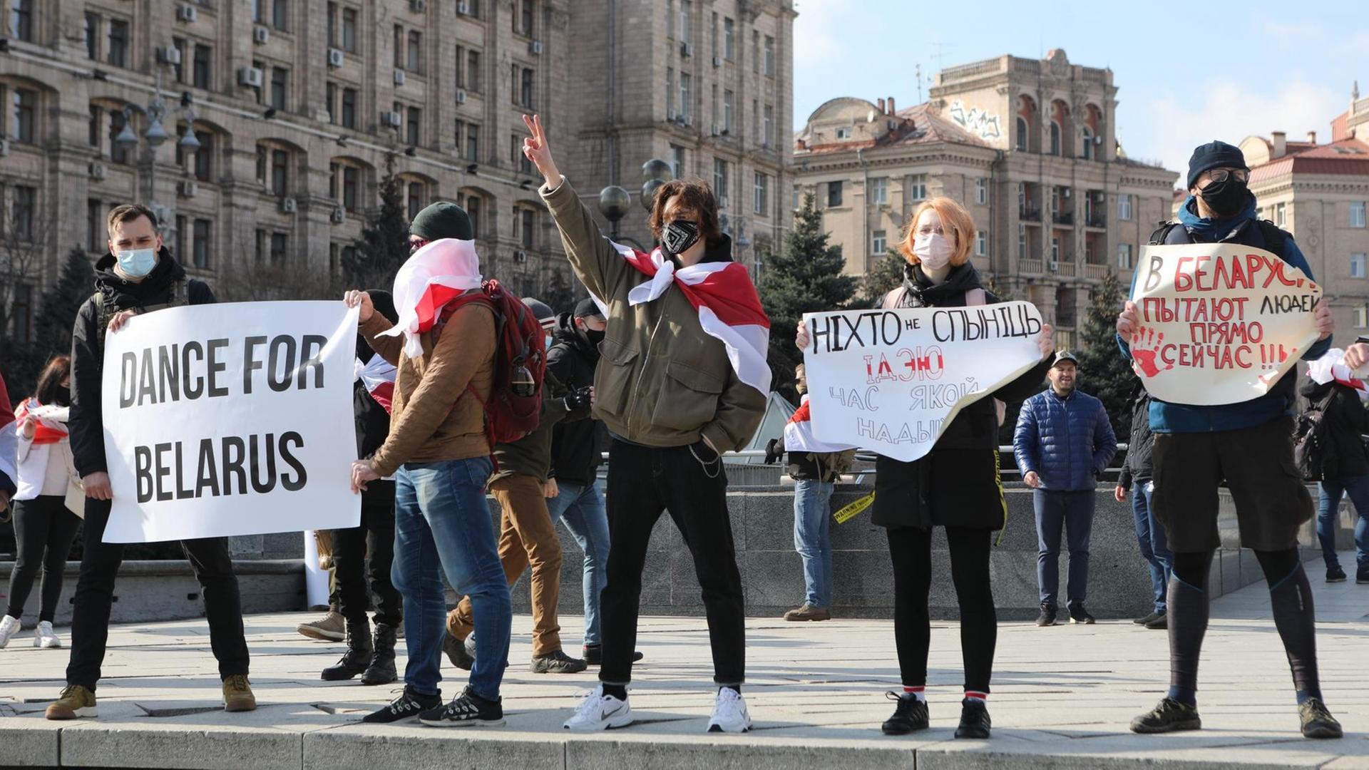 Teilnehmende an einer Protestkundgebung gegen die belarussische Regierung. Die Kundgebung findet in der ukrainischen Hauptstadt Kiew statt., Credit:Yuliia Ovsyannikova / Avalon Teilnehmende an einer Protestkundgebung gegen die belarussische Regierung. Die Kundgebung findet in der ukrainischen Hauptstadt Kiew statt., Credit:Yuliia Ovsyannikova / Avalon