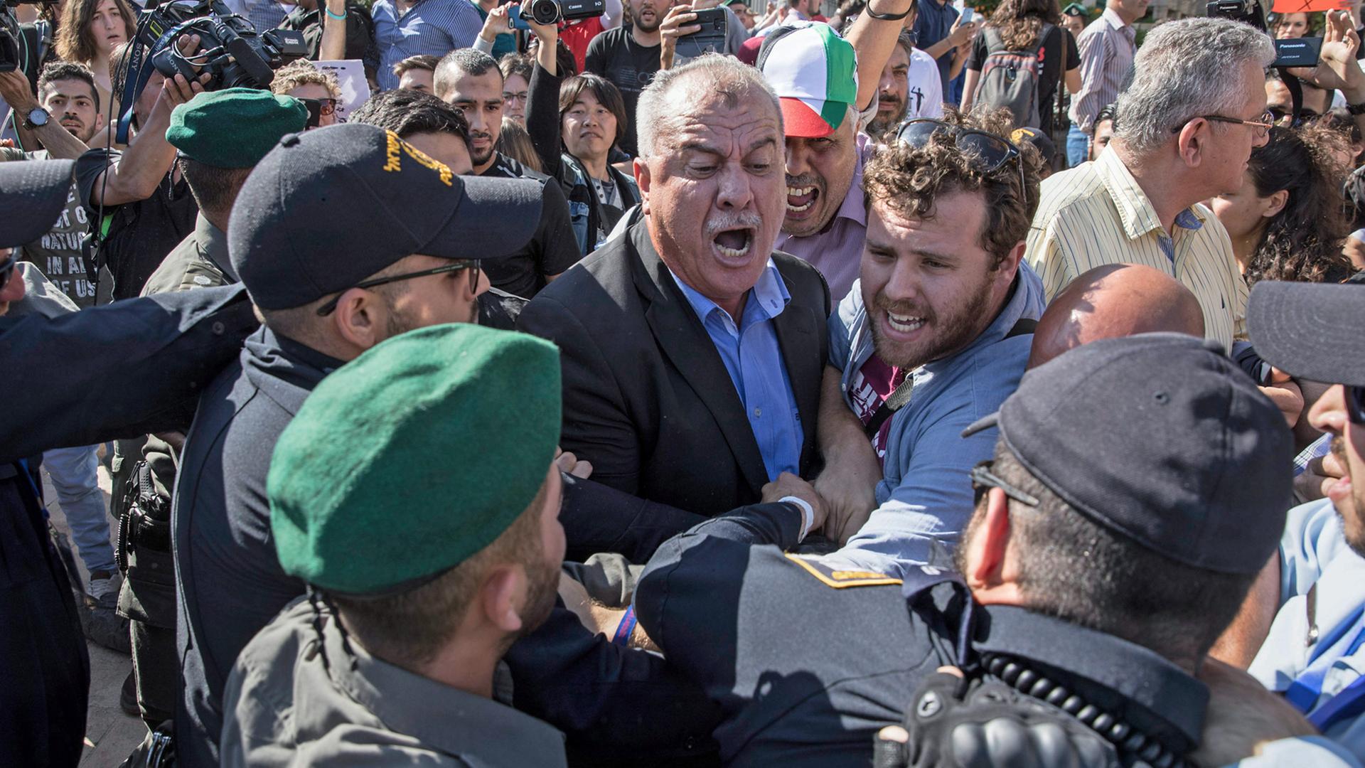 Israelische Grenzpolizisten halten einen Mann fest, der gegen die neue Botschaft der USA in Jerusalem protestiert. Israelische Grenzpolizisten halten einen Mann fest, der gegen die neue Botschaft der USA in Jerusalem protestiert.