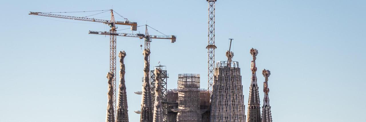 Die Sagrada Familia in Barcelona mit Baukränen und Baugerüsten.