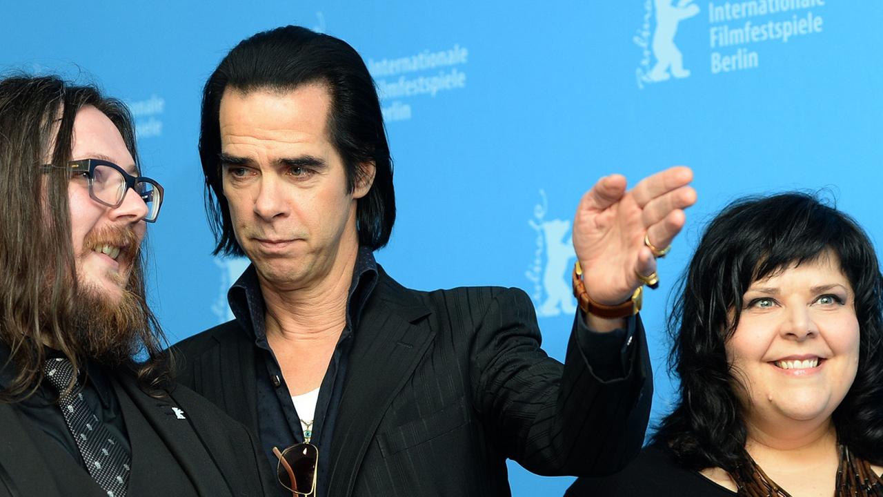 "20.000 Days on Earth": Der Musiker Nick Cave steht bei der Berlinale zwischen Produzent Iain Forsyth und Regisseurin Jane Pollard. "20.000 Days on Earth": Der Musiker Nick Cave steht bei der Berlinale zwischen Produzent Iain Forsyth und Regisseurin Jane Pollard.