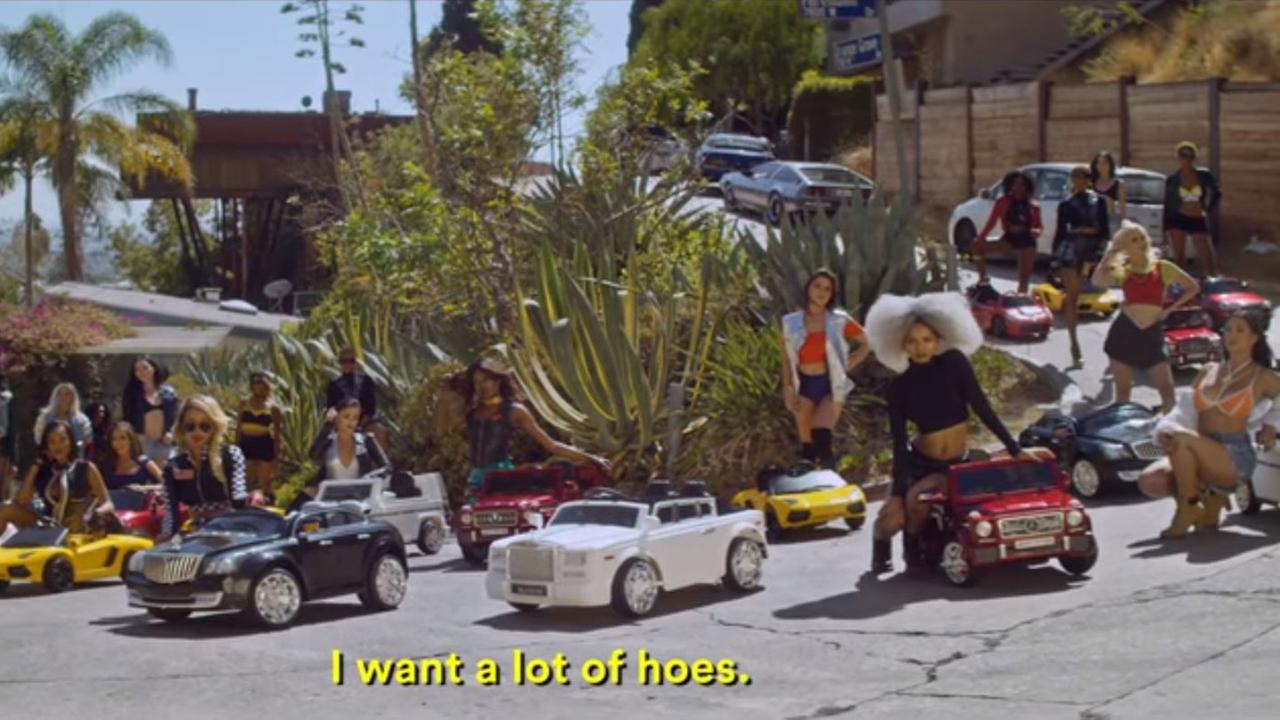 Screenshot einer Szene aus dem Video "Wyclef Jean" von Young Thug, in dem junge Frauen auf Kinderspielzeugautos sitzen. https://www.youtube.com/watch?v=_9L3j-lVLwk Screenshot einer Szene aus dem Video "Wyclef Jean" von Young Thug, in dem junge Frauen auf Kinderspielzeugautos sitzen. https://www.youtube.com/watch?v=_9L3j-lVLwk