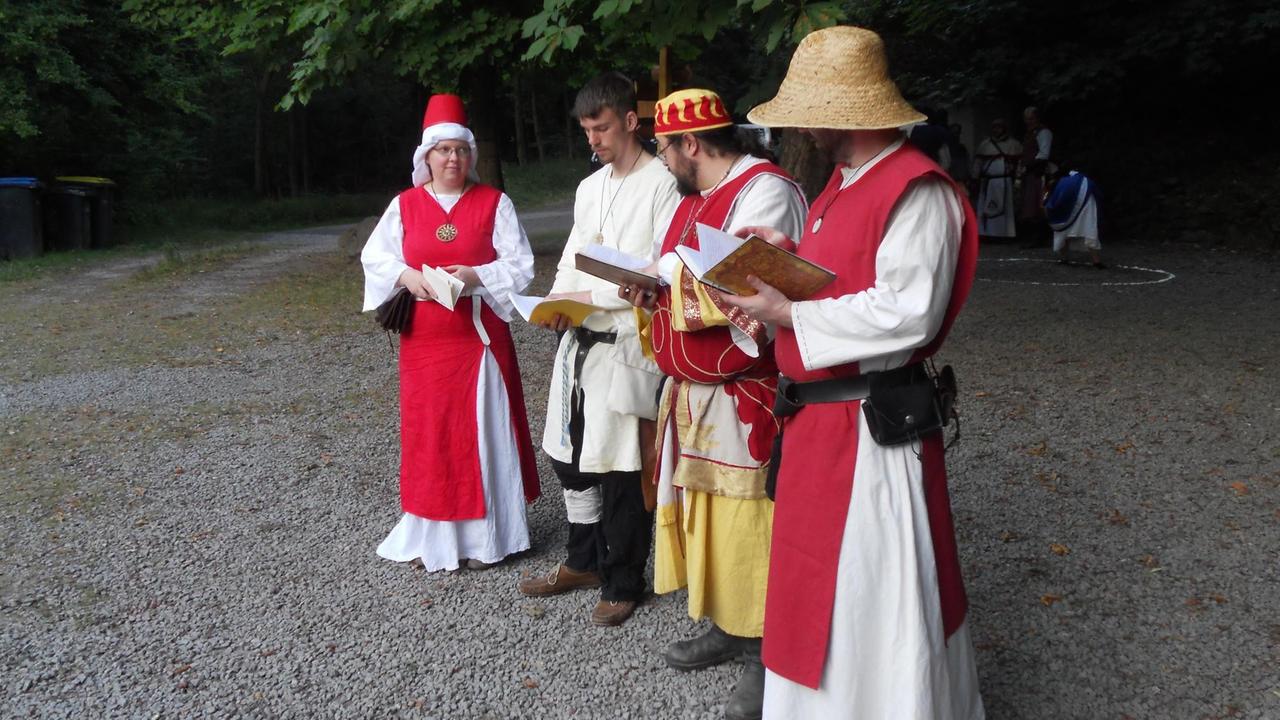 Die Priester sprechen ihr Gebet zu Alamar Die Priester sprechen ihr Gebet zu Alamar