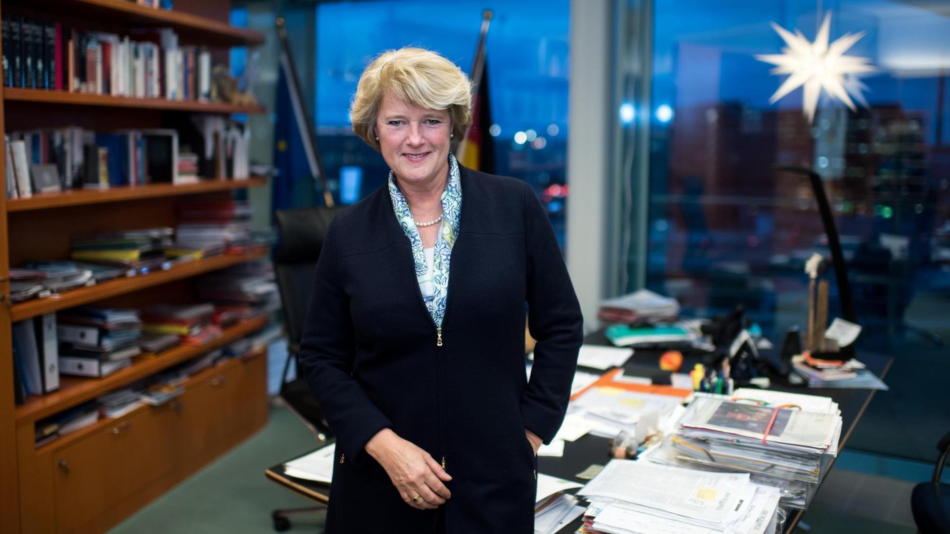 Kulturstaatsministerin Monika Grütters posiert in ihrem Büro im Bundeskanzleramt. Kulturstaatsministerin Monika Grütters posiert in ihrem Büro im Bundeskanzleramt.